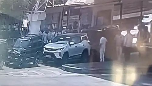 विधायक के काफिले की 40 गाड़ियां टोल बिना जबरदस्ती निकलीं, जमकर हुआ हंगामा