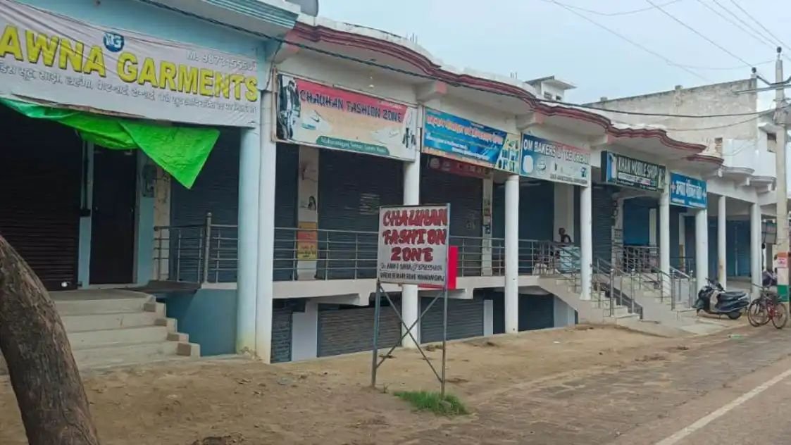 रायबरेली में गल्ला व्यापारी की हत्या से आक्रोश, एक करोड़ रुपये मुआवजे की मांग को लेकर बाजार बंद