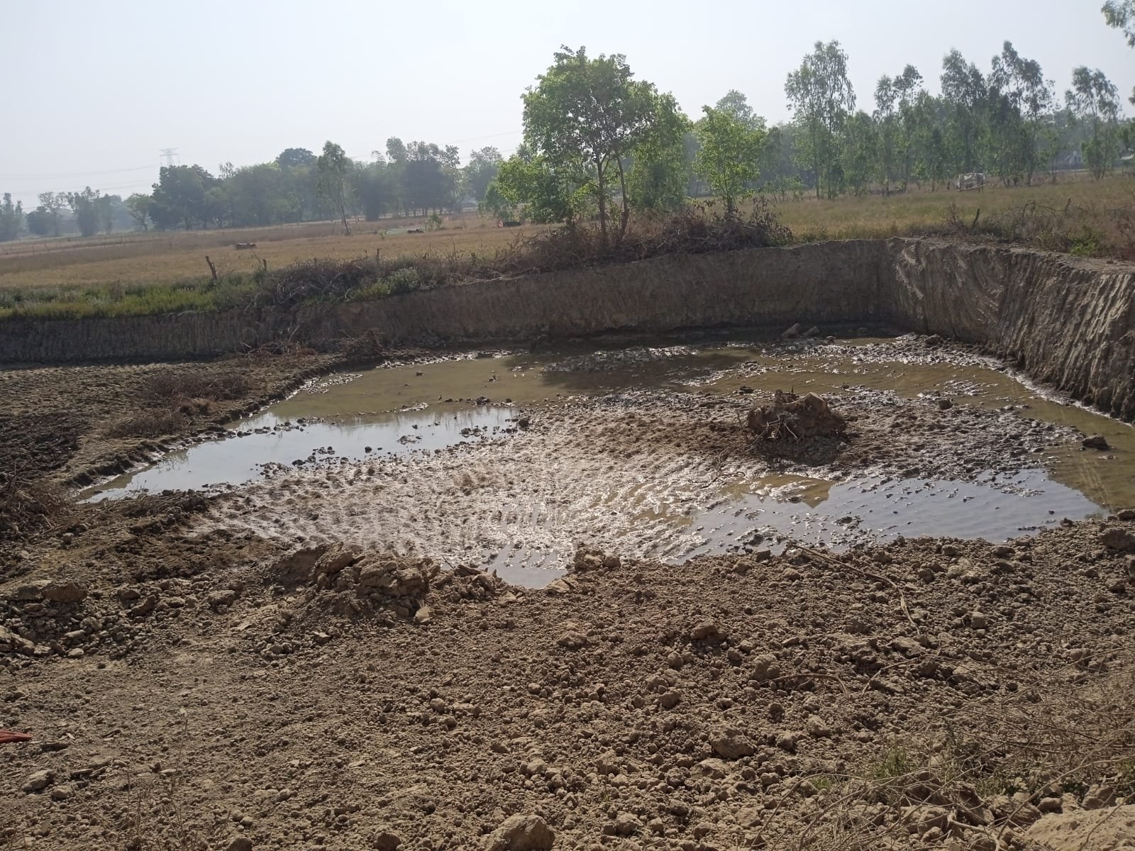 रायबरेली-मनमानी पर उतारू कानून के दुश्मन ,धरती का सीना चीरने में नियम ताक पर,,,,,