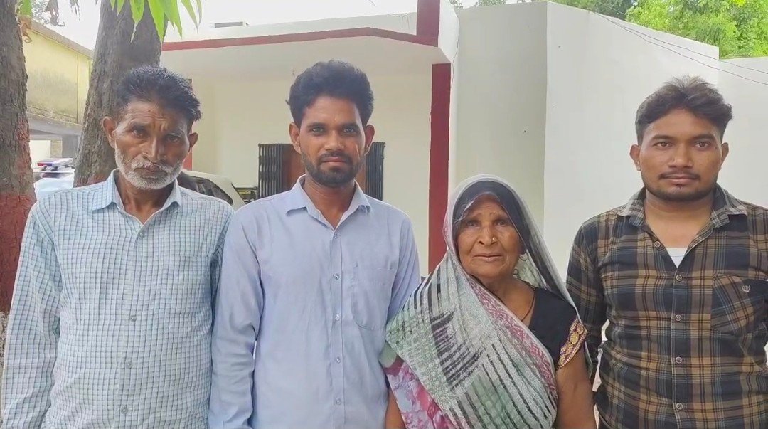 रायबरेली के सदर तहसील में तैनात कानून गो और लेखपाल पर ग्रामीणों ने लगाए गंभीर आरोप