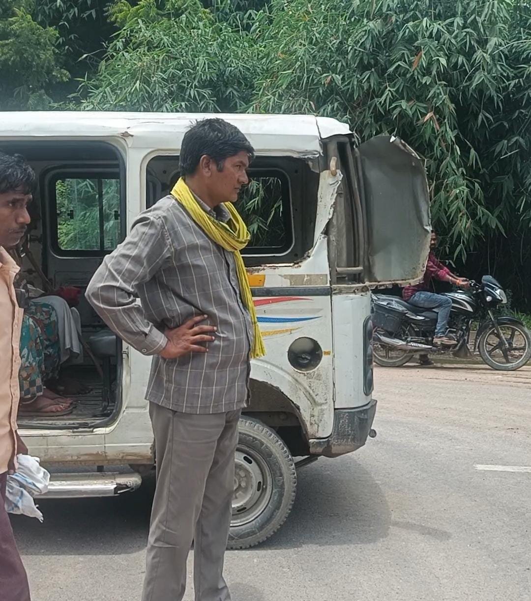 रायबरेली- डंपर ने सवारी से भरी मैजिक वाहन को पीछे से मारी टक्कर,,, 