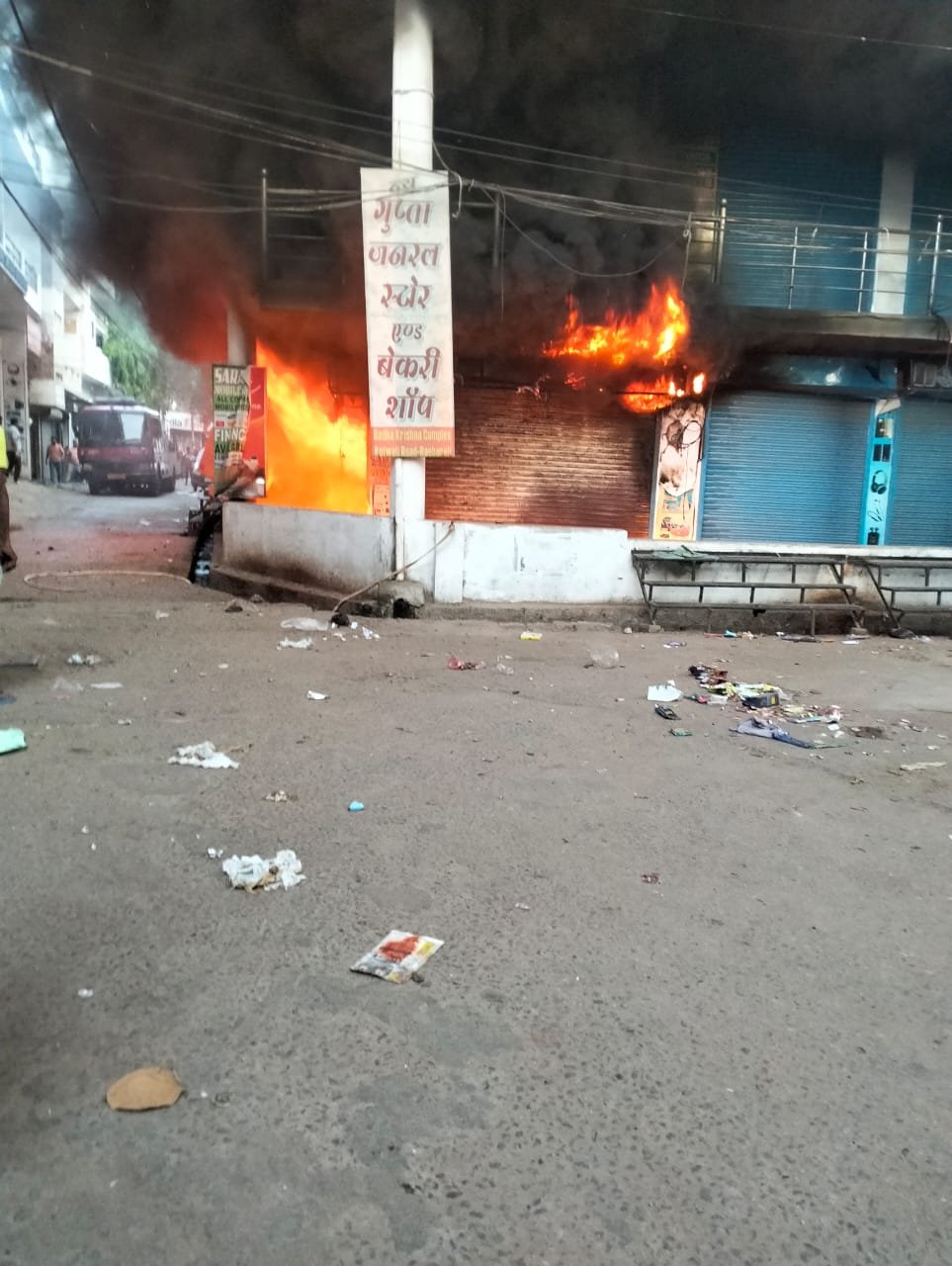 Raibareli-मोबाइल शॉप की दुकान में लगी भीषण आग,आग का गुब्बार देख लोगों के उड़े होश