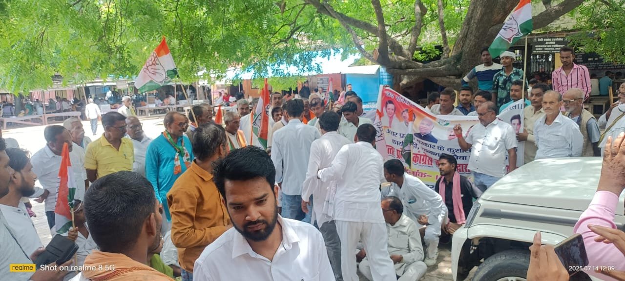 रायबरेली-कांग्रेसियों ने नारेबाजी करते हुए दिया उप जिलाधिकारी को ज्ञापन