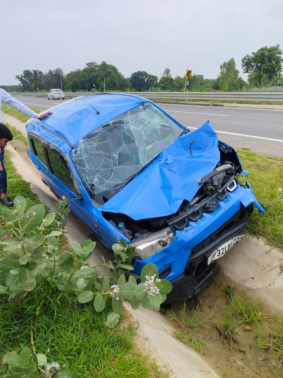 रायबरेली- कैथवल बाईपास पर सड़क हादसे में कार की टक्कर से बाईक सवार युवक घायल, रेफर