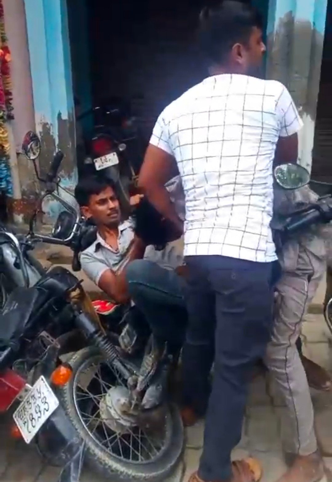 रायबरेली में प्रधान सुंदर बक्स यादव व उनके गुर्गों ने जमकर मचाया उत्पात,वीडियो वायरल