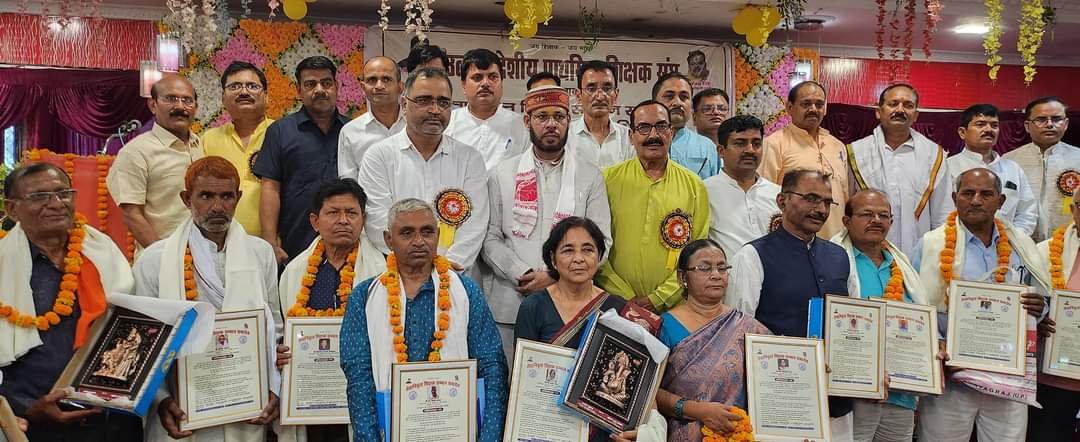 Raibareli-शिक्षक आजीवन करते है राष्ट्र निर्माण का कार्य - डॉ • मनोज पांडेय