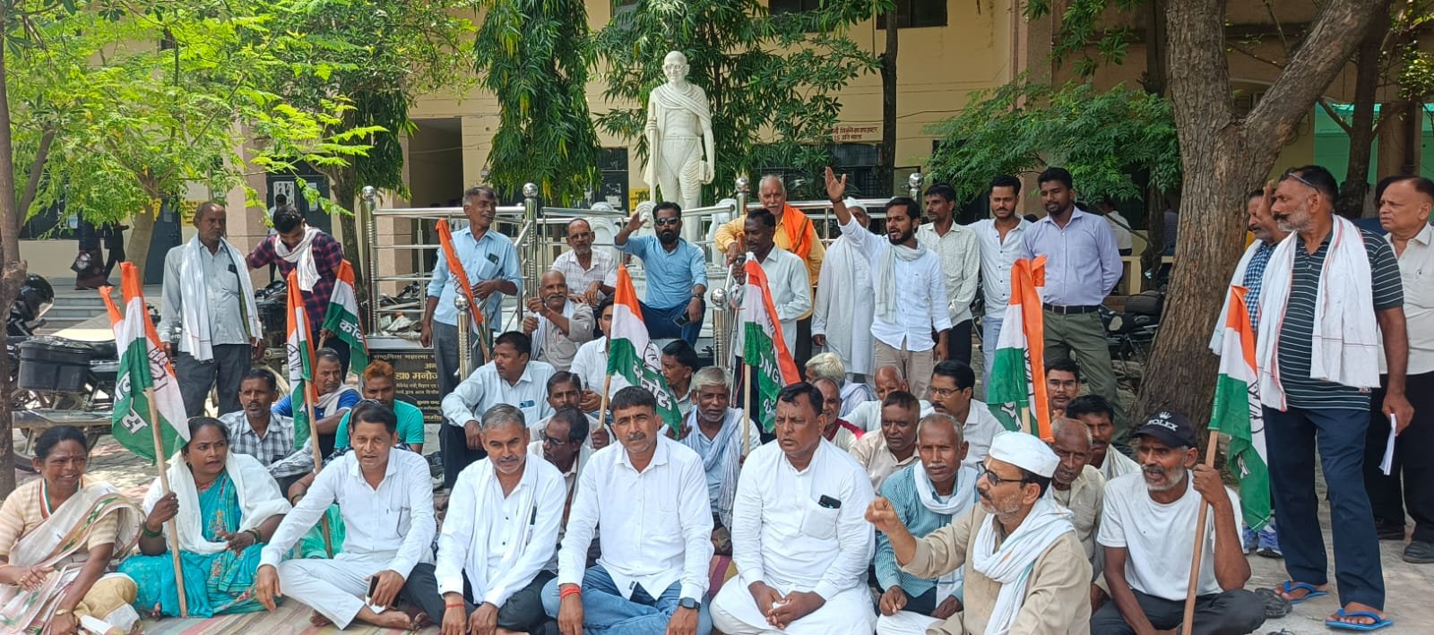 रायबरेली-बिजली पानी को लेकर कांग्रेस ने किया प्रदर्शन , सौंपा ज्ञापन