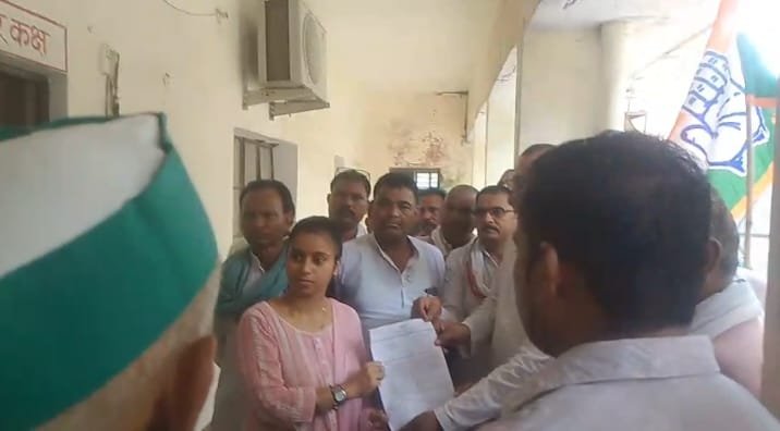रायबरेली-कांग्रेसियों का प्रदर्शन तहसीलदार को सौपा ज्ञापन, वोले परेशान किसान