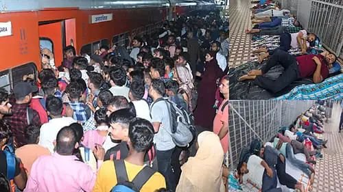 रायबरेली-सेंट्रल पर परीक्षार्थियों का रेला, प्लेटफॉर्म व सीढ़ियों को बनाया ठिकाना