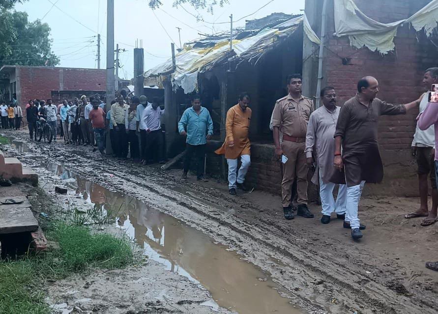 रायबरेली- सावन से पहले दिन से सड़क और नाली की सौगात,विकास पुरुष" की पहचान बने पूर्व विधायक राकेश सिंह