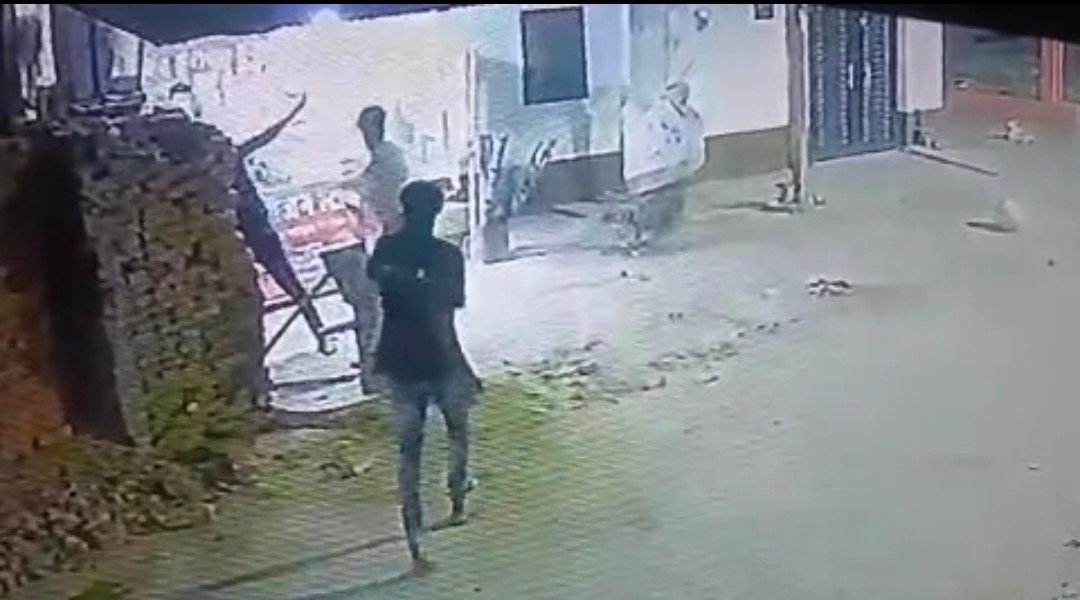 Raibareli-दिन दहाड़े दबंग हाथ मे अवैध असलहा लेकर करते है मारपीट