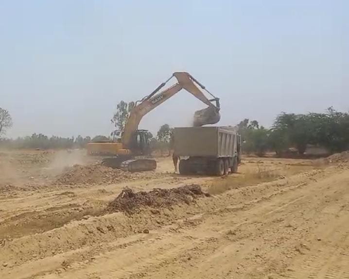 रायबरेली-ना कोई परमीशन ना कोई अनुमति, गंगा एक्सप्रेस वे के ठेकेदार ने  खोद डाली तीन बीघे खेत