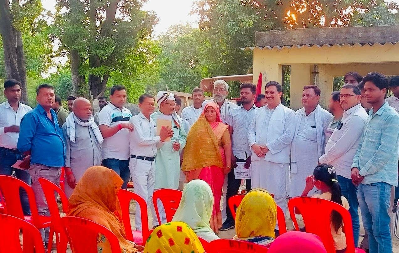 Raibareli-जनता से रूबरू हो रहे है कांग्रेसी नेता अतुल सिंह