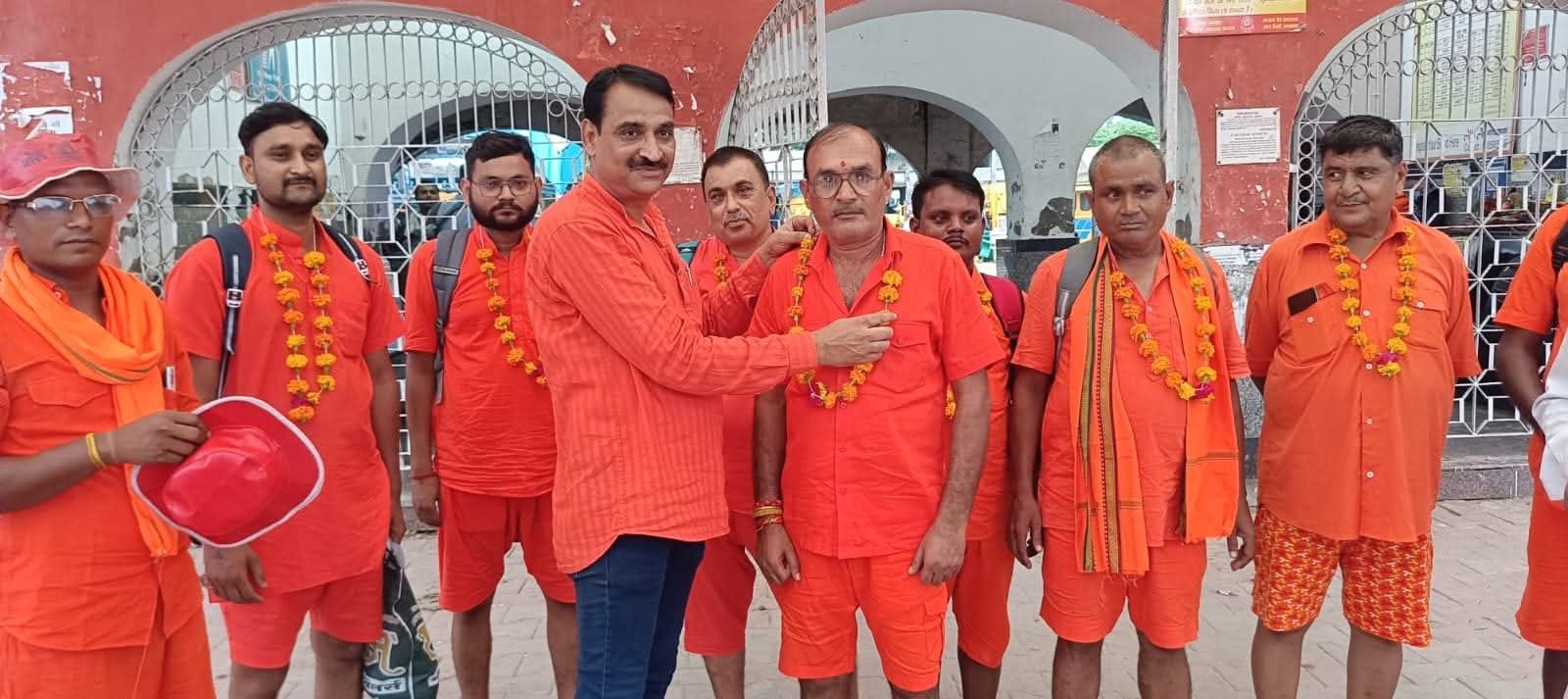 रायबरेली-बोल बम के उद्घोष से गूंजा रेलवे परिसर , फुल माला पहनकर रवाना हुए कांवड़िए,,,, 