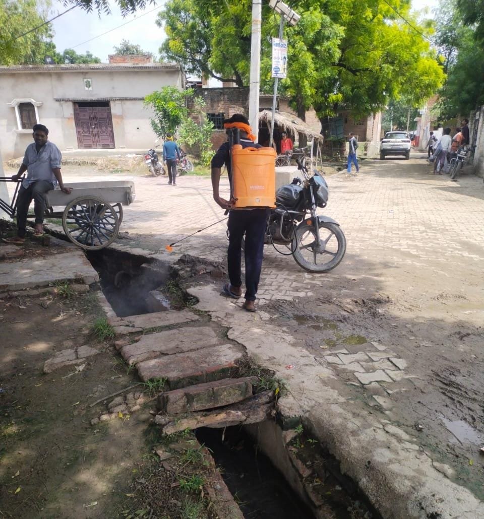 रायबरेली-संचारी रोग नियंत्रण अभियान के अन्तर्गत जनपद की समस्त 980 ग्राम पंचायतों में चलाया जा रहा वृहद स्वच्छता अभियान