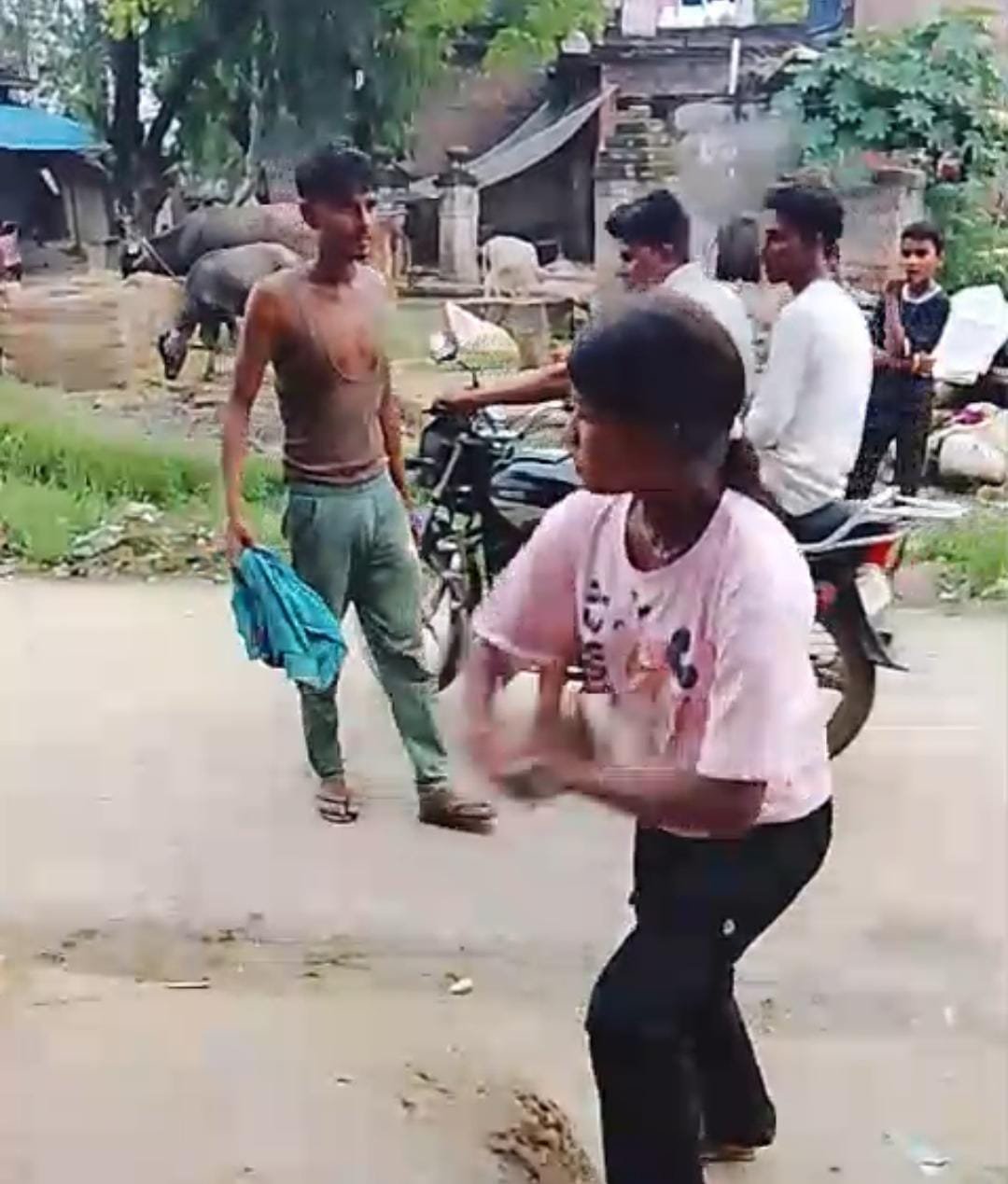 रायबरेली-ऊंचाहार में दबंग का दुस्साहस: किशोर को दी जान से मारने की धमकी, वीडियो हुआ वायरल