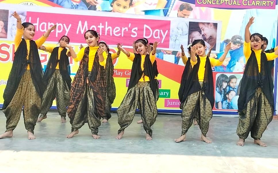 Raibareli-मातृ दिवस पर राइजिंग चाइल्ड स्कूल में हुए विविध कार्यक्रम