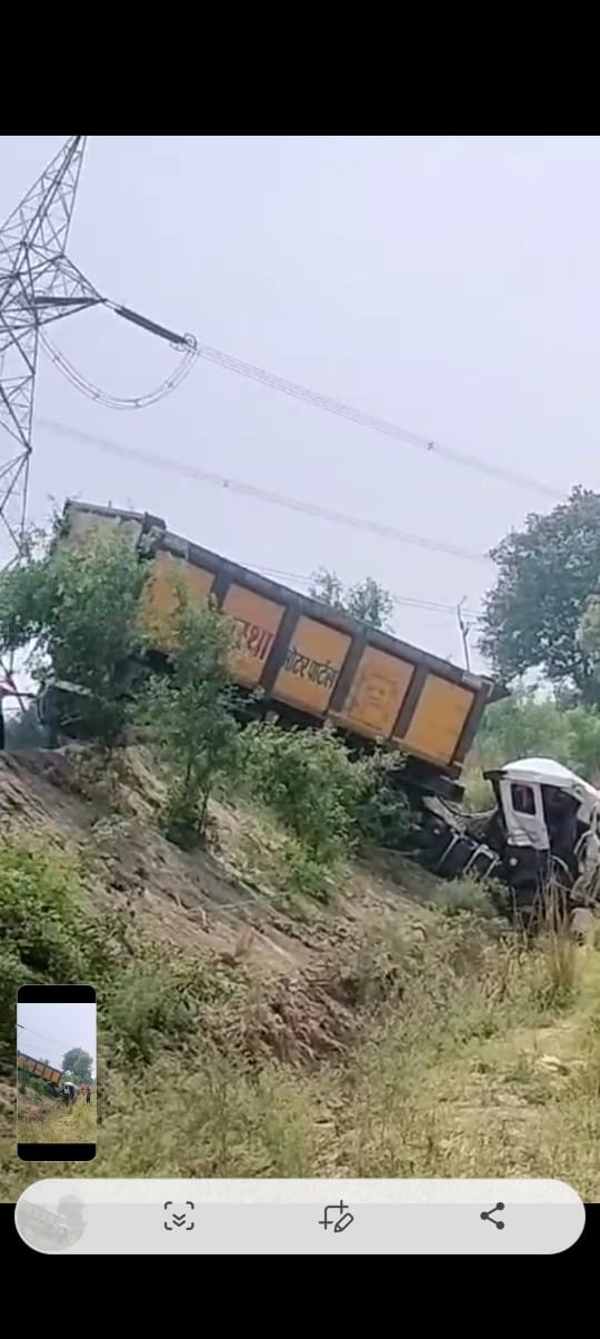 Raibareli-तेज रफ्तार ट्रक ने  डंपर में मारी टक्कर दो बाइक सवारों को मारी जोरदार टक्कर दो मोटरसाइकिल सवार गंभीर रूप से घायल