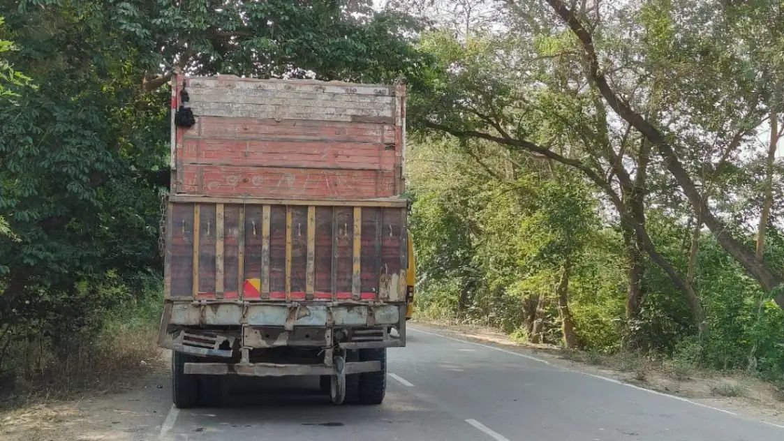 रायबरेली-ARTO साहब! नंबर प्लेट छिपा कर सड़क पर फर्राटा भर रहे ओवरलोड वाहन, आखिर नजरअंदाज क्यों??