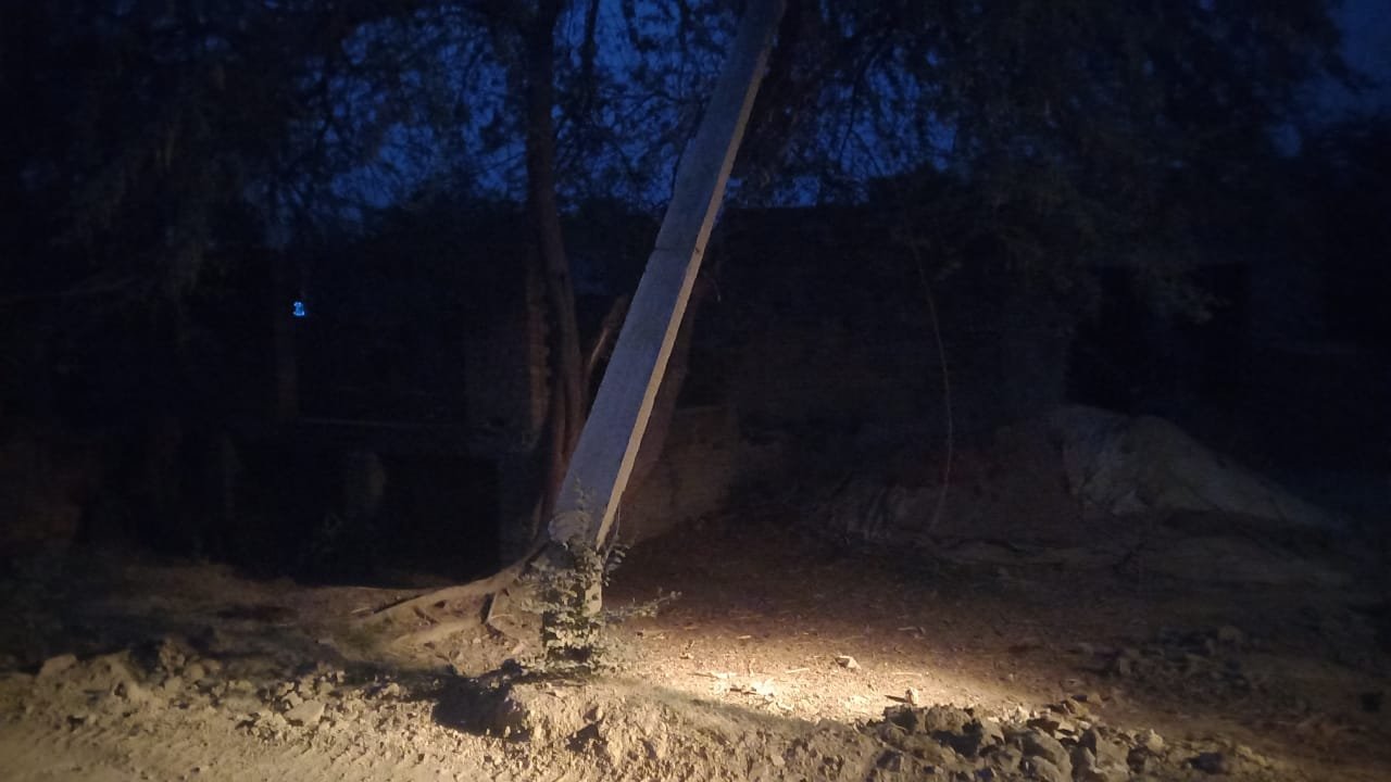 रायबरेली-गंगा एक्सप्रेस वे में मिट्टी की ढुलाई कर रहे डंफर ने तोड़ा विद्युत पोल , हजारों की आबादी अंधेरे में,,, 