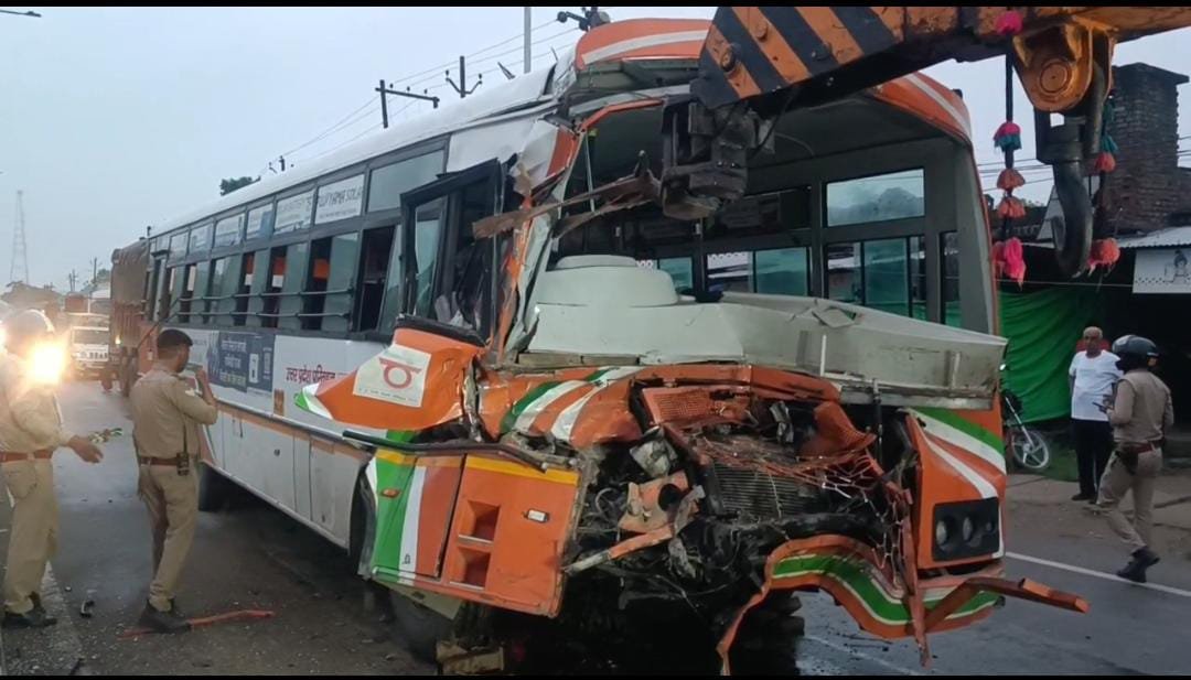 रायबरेली-रोडवेज़ बस वा डम्पर से टक्कर रोडवेज़ बस के ड्राइवर की मौत, आधा दर्जन लोग घायल,,, 