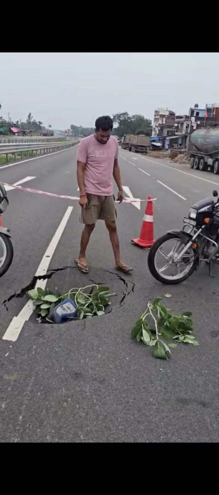 रायबरेली- ऊंचाहार में लगातार दूसरे दिन भी धंसी राष्ट्रीय राजमार्ग की सड़क, एसडीएम नें लिया संज्ञान,,,, 