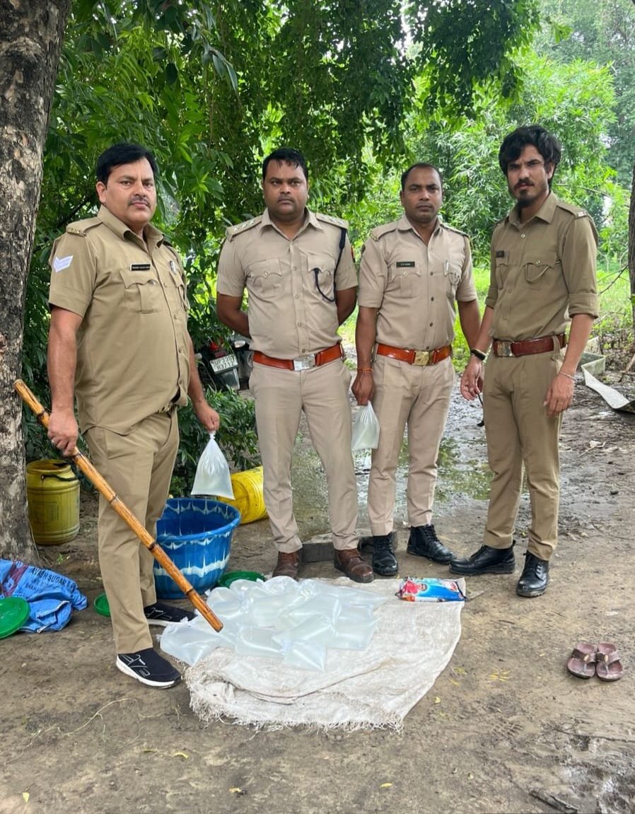 रायबरेली-आबकारी एवं पुलिस विभाग की संयुक्त टीम ने कार्यवाई करते हुए पकड़ी 45 ली अवैध कच्ची शराब, तीन को किया गिरफ्तार