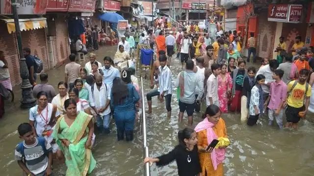 वाराणसी में 54 गांव बाढ़ की चपेट में, घाट-सड़क, मकान डूबे, एक युवक की मौत भी
