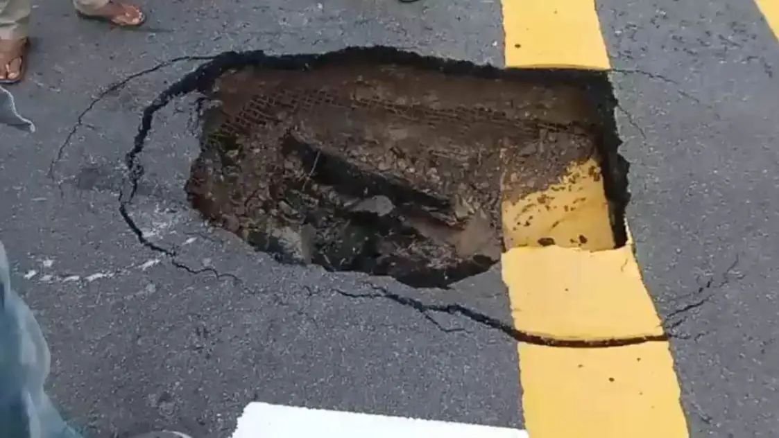 लखनऊ-प्रयागराज राष्ट्रीय राजमार्ग पर जानलेवा गड्ढे, स्थानीय लोगों ने लगाया भ्रष्टाचार का आरोप