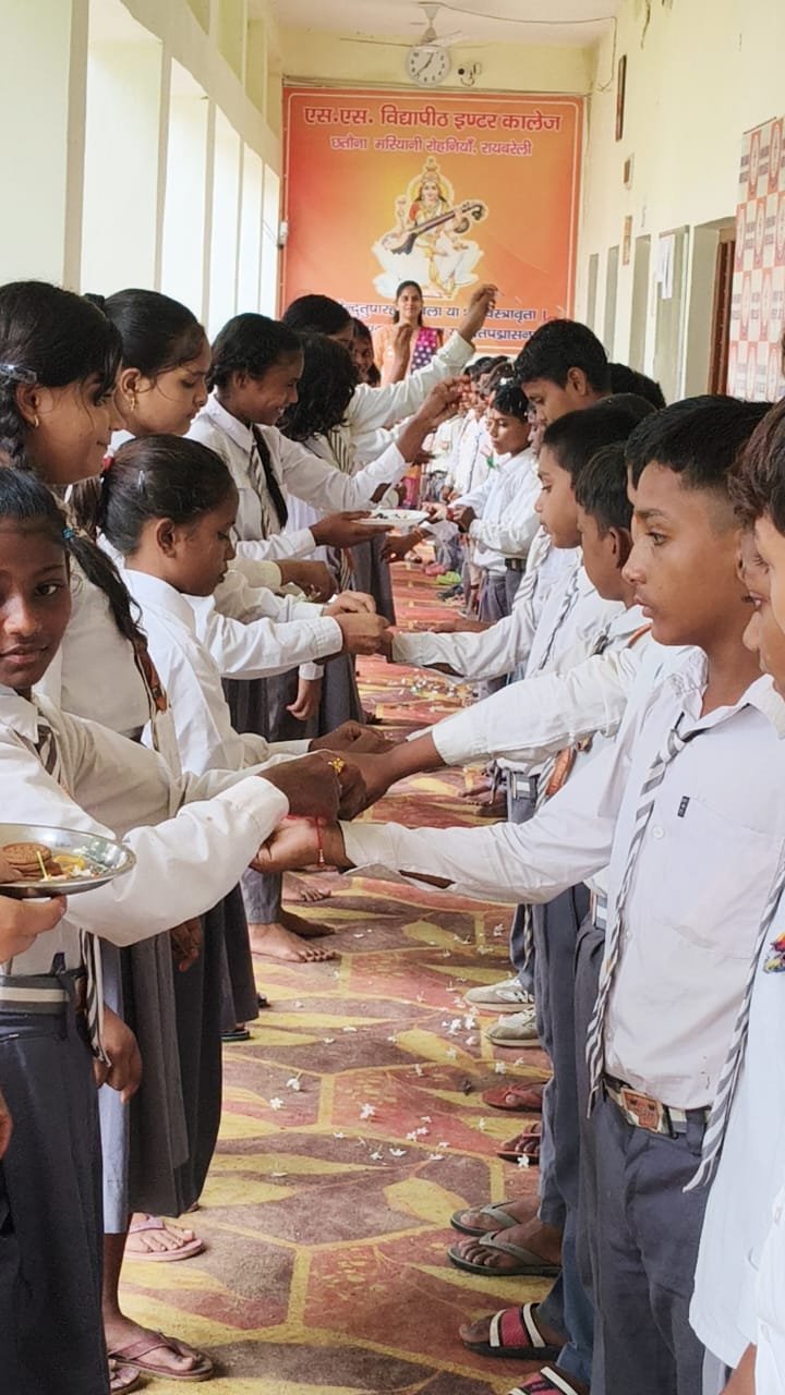 रायबरेली-श्याम सुंदर इंटर कॉलेज में  छात्र-छात्राओं ने भाई-बहन के स्नेह का पर्व रक्षा बंधन  बड़े ही हर्षोल्लास के साथ मनाया, 