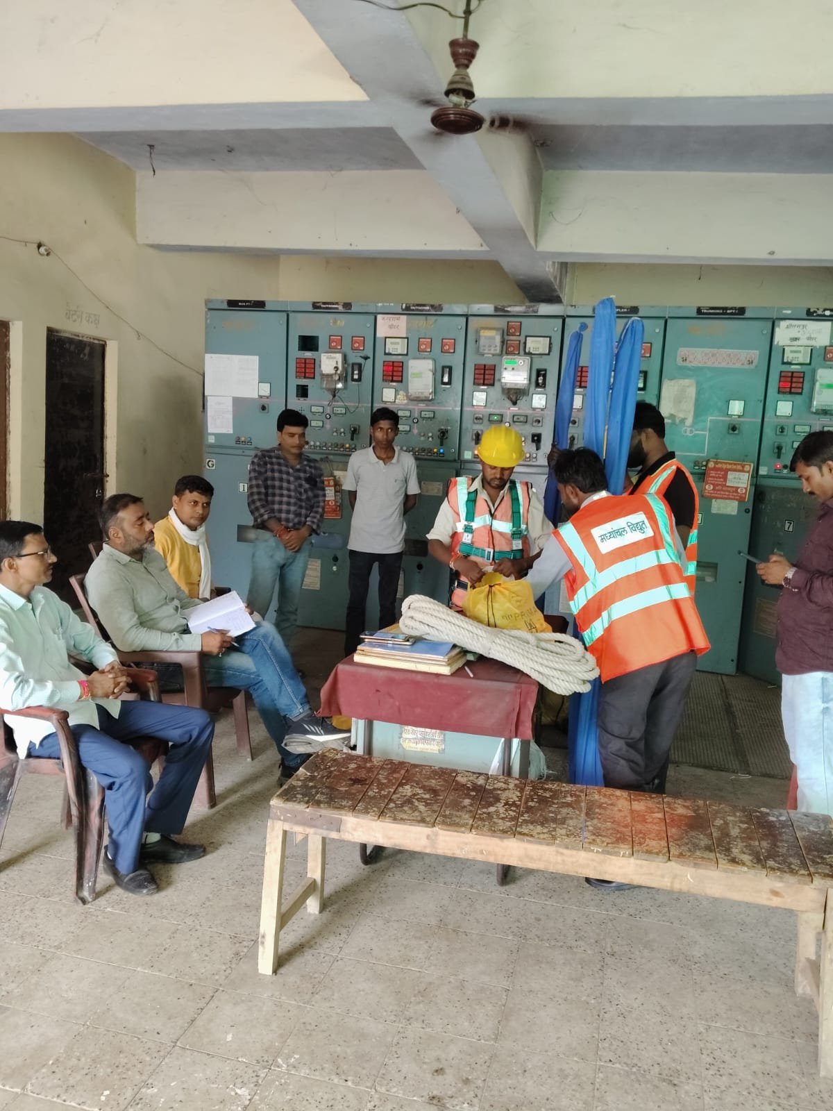 रायबरेली-बिजली विभाग नें लाईनमैंनों को वितरण किया सुरक्षा किट,,, 