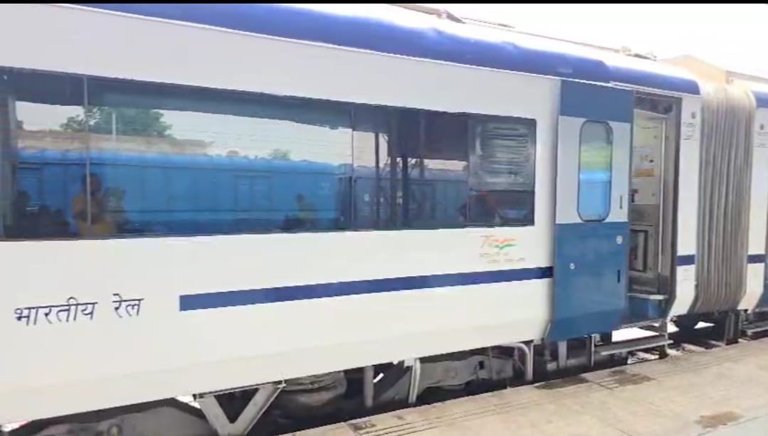 रायबरेली-ऊंचाहार में वंदे भारत ट्रेन पर फिर पत्थरबाजी, शीशा टूटा, आरपीएफ ने दर्ज किया मुकदमा,,, 