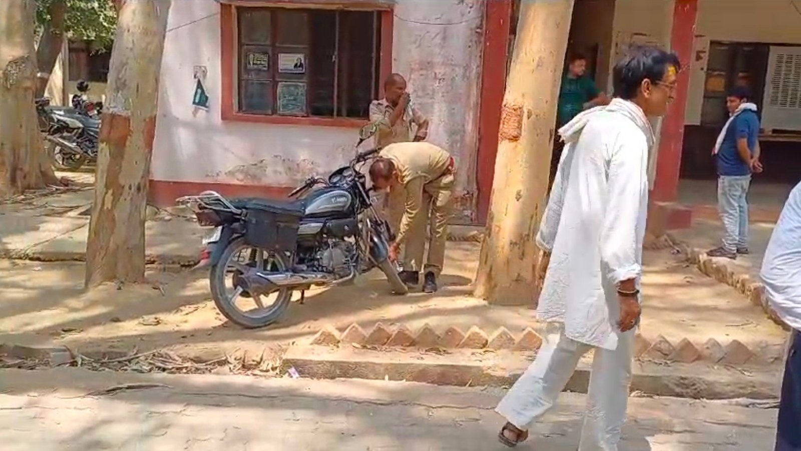 Raibareli-आखिर किसके कहने पर कर्मचारियों ने फरियादियों की गाड़ी से निकाली हवा?