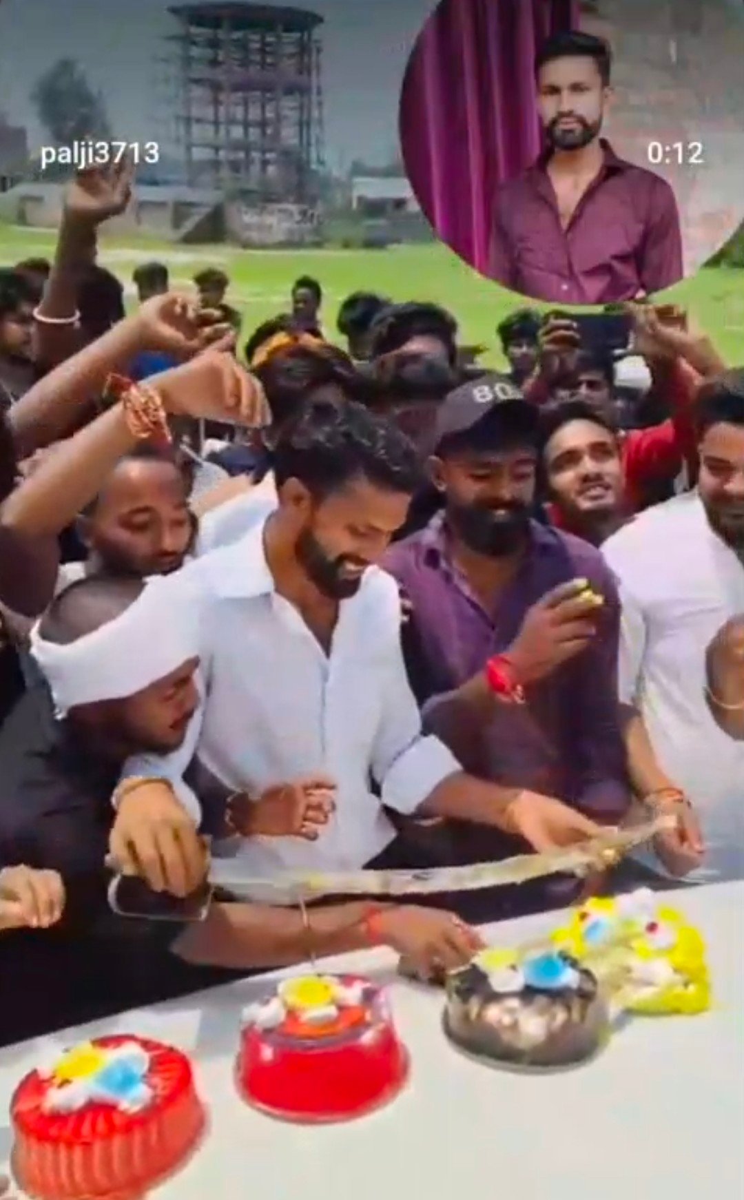 रायबरेली-जन्मदिन पर तलवार से युवक के काटा केक,वीडियो वायरल