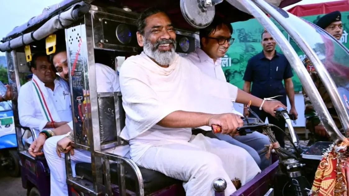 सीएम हेमंत सोरेन ने चलाया ई-रिक्शा, पिता शिबू सोरेन के श्रद्धांजलि समारोह की तैयारियों का लिया जायजा