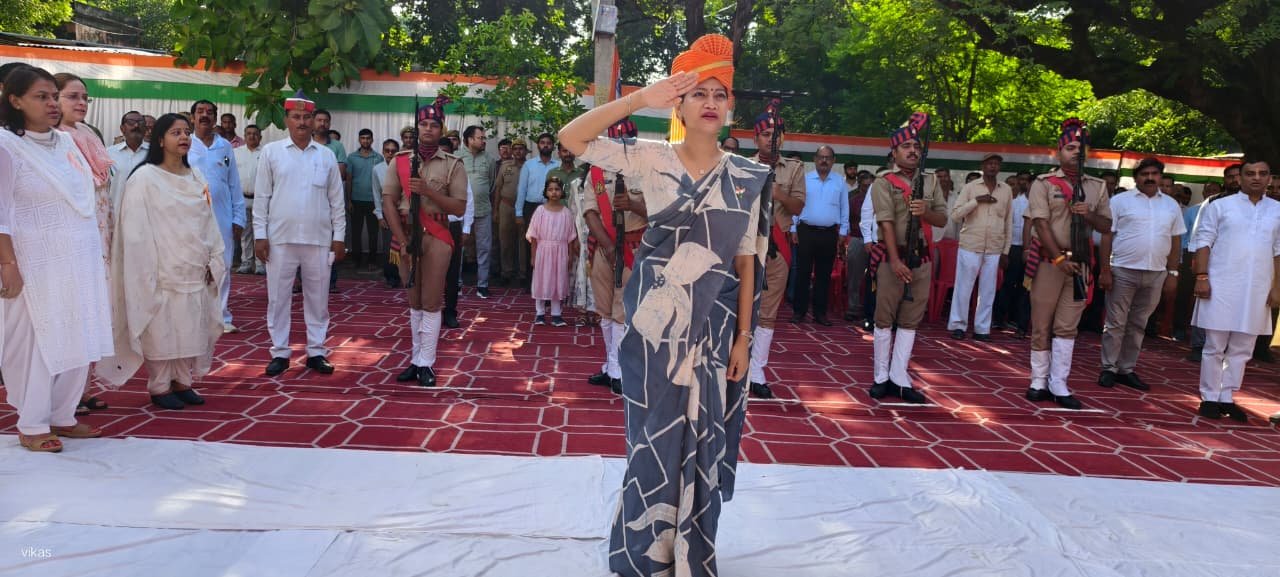 रायबरेली-जिलाधिकारी हर्षिता माथुर ने कलेक्ट्रेट परिसर में किया ध्वजारोहण