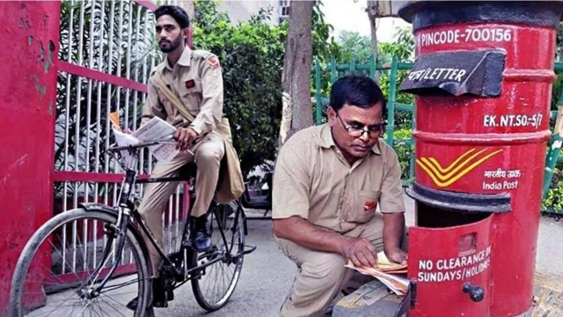 सिस्टम खराब लखनऊ से नही आ सकी टीम,डाक सेवा पूरी तरह से हुई प्रभावित 