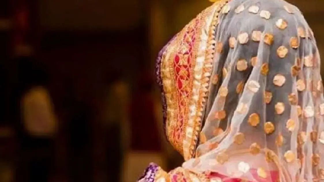 मजदूरी करके लौटा पति, आधी रात को आई छटपटाने की आवाज, नींद खुली तो पत्नी ने देखा कुछ ऐसा. निकली चीख