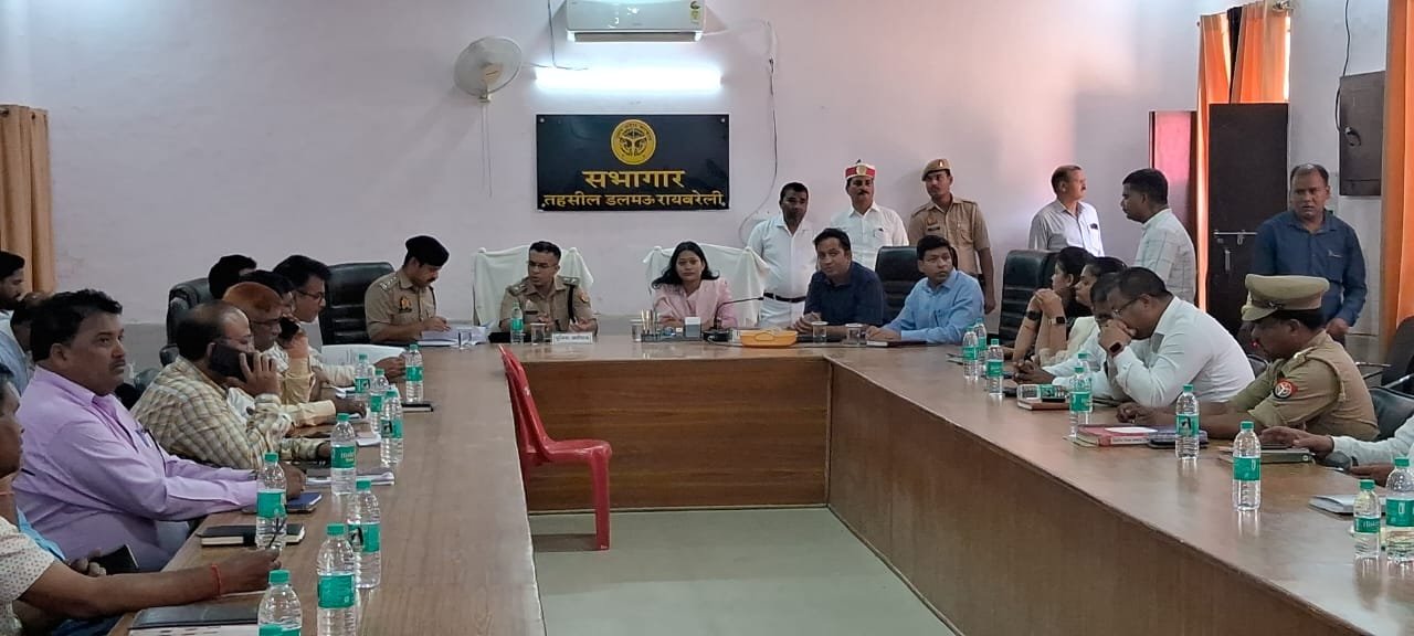 Raibareli-डीएम ने लगाई लेखपाल को फटकार 