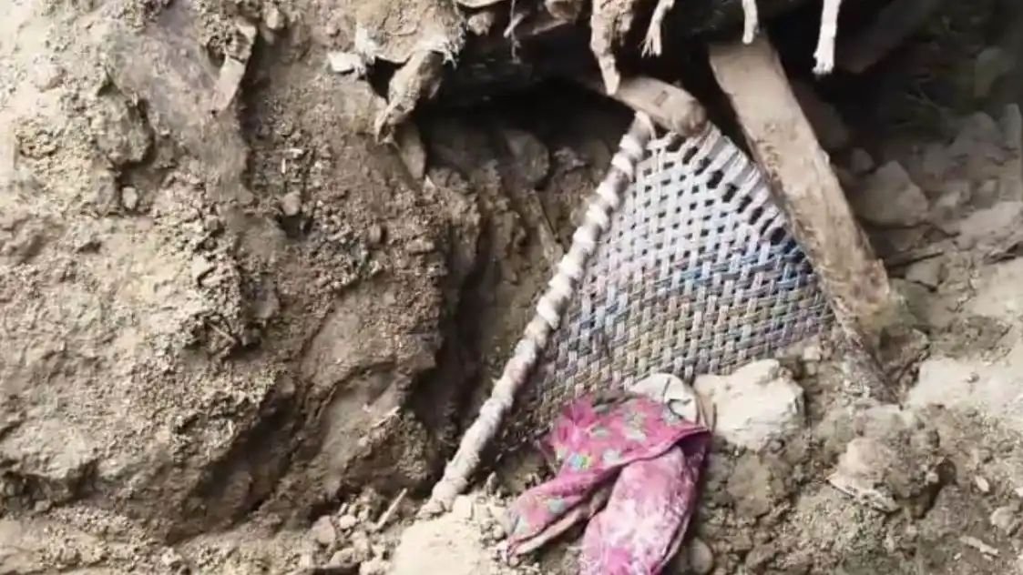 रायबरेली में सो रहा था परिवार, तभी ऊपर गिरी दीवार; 14 माह के बच्चे की मौत