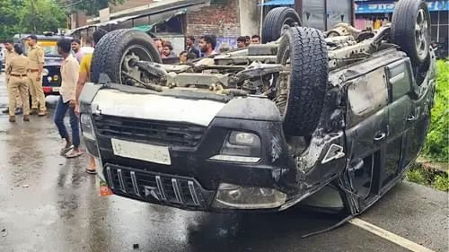 स्टीयरिंग की रॉड टूटने से पलटी सपा विधायक की एसयूवी, 50 मीटर तक घिसटती चली गई