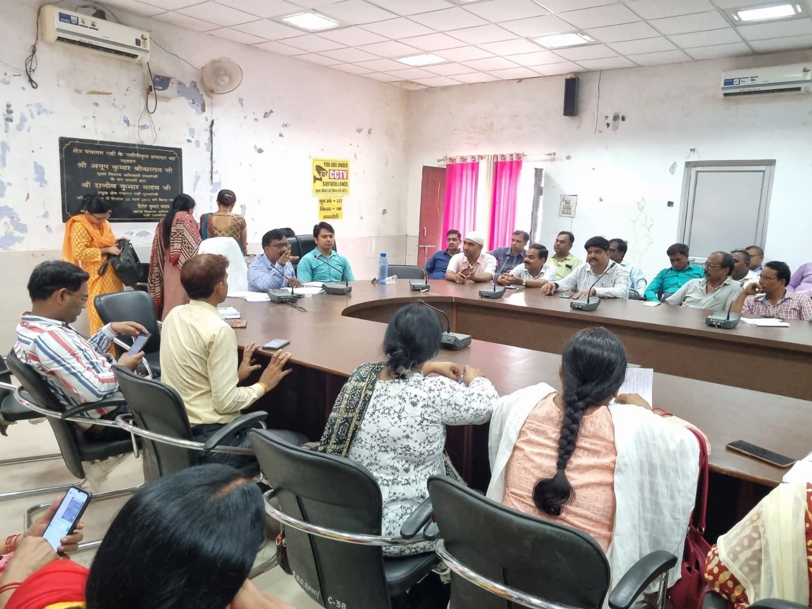 Raibareli-डिजिटलाइजेशन, छात्र व अध्यापक उपस्थिति के बीईओ राही ने दिए निर्देश