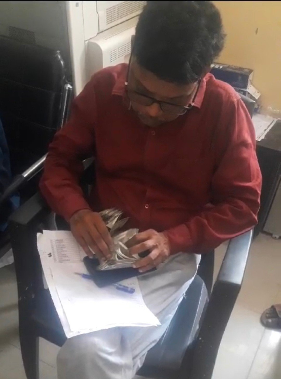 Raibareli-आखिर कौन है ? बड़े बाबू आशुतोष श्रीवास्तव विडीओ हुआ वायरल