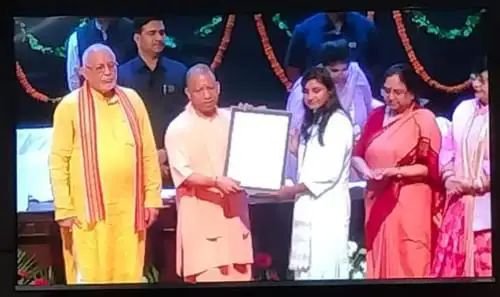 रायबरेली: मुख्य सेविका का नियुक्तिपत्र पाकर खुशी से झूमीं 37 बेटियां