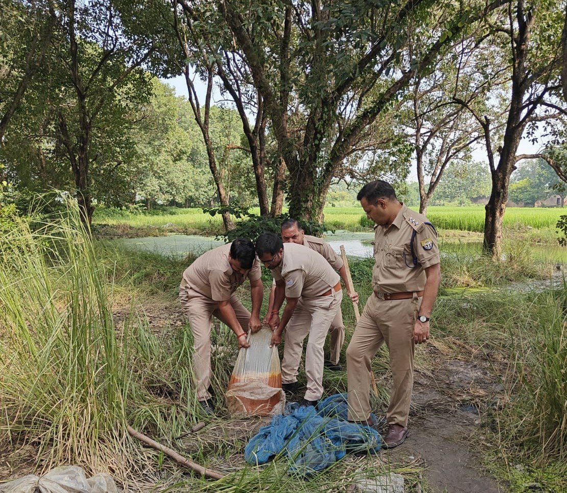 रायबरेली-आबकारी व पुलिस विभाग की संयुक्त टीम ने अवैध शराब निर्माण के ठिकानों पर की दबिश की कार्यवाई