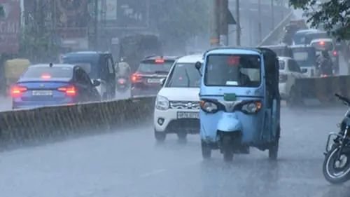 दिल्ली-NCR में झमाझम बारिश से मौसम हुआ खुशनुमा, लोगों को मिली उमस से राहत