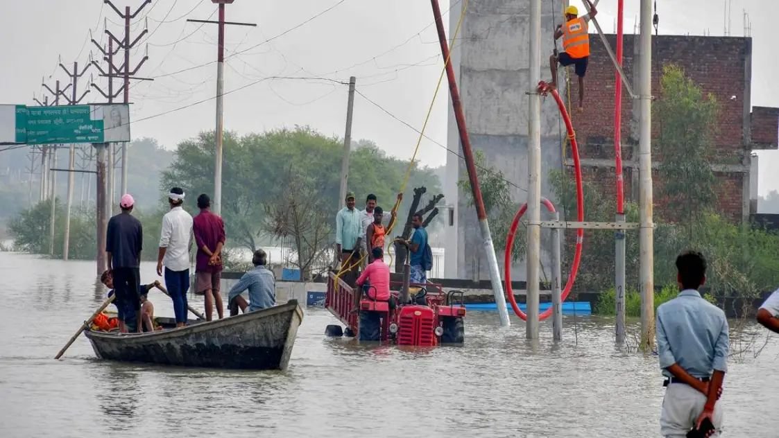 बारिश, बाढ़ और भूस्खलन से कई राज्यों में हाहाकार, यूपी से लेकर तेलंगाना तक पानी-पानी; अभी राहत नहीं
