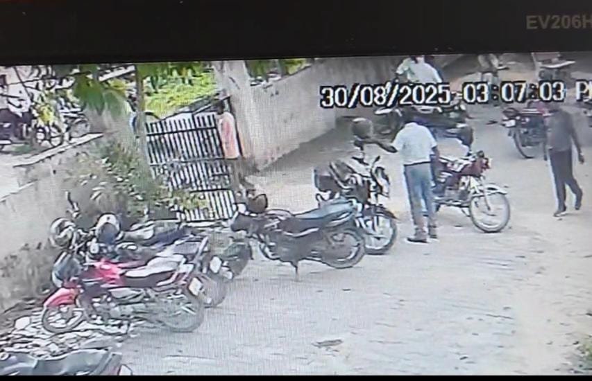 रायबरेली-खंड शिक्षा अधिकारी कार्यालय से एक चोर चोरी कारते सीसीटीवी टीवी में कैद,,, 