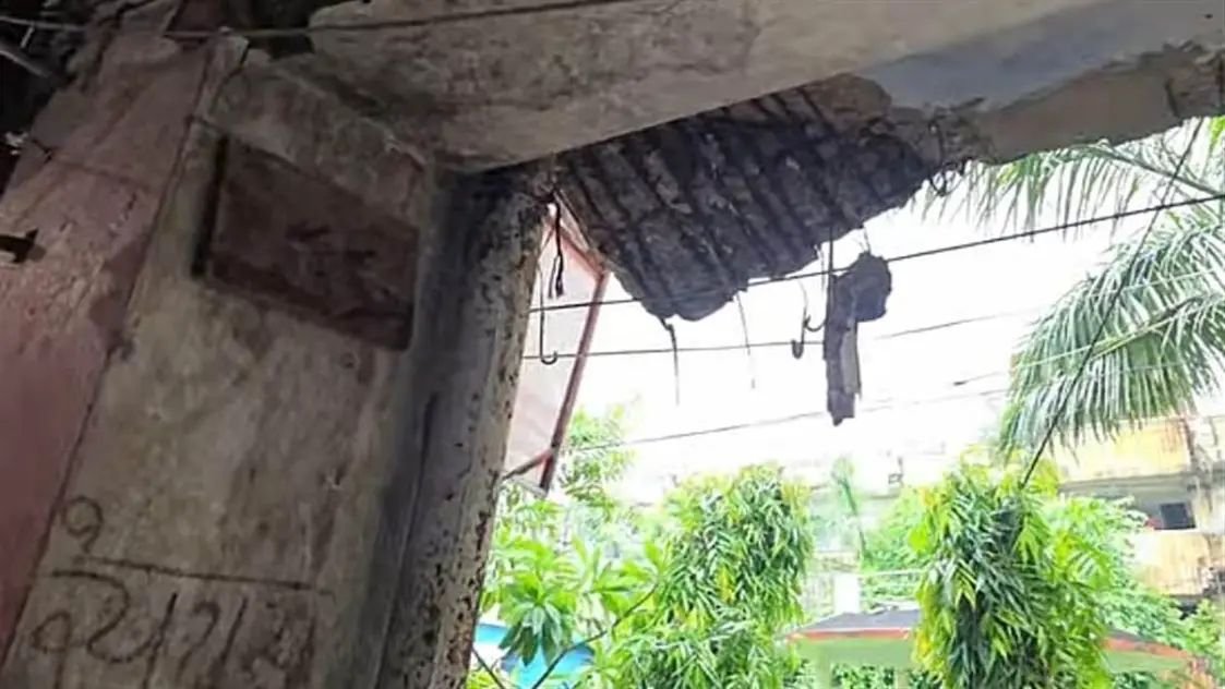 रायबरेली में भरभराकर गिरा नगर पालिका मार्केट का छज्जा, मरम्मत के बावजूद यूपी के इस जिले में खतरे में लोगों की जान