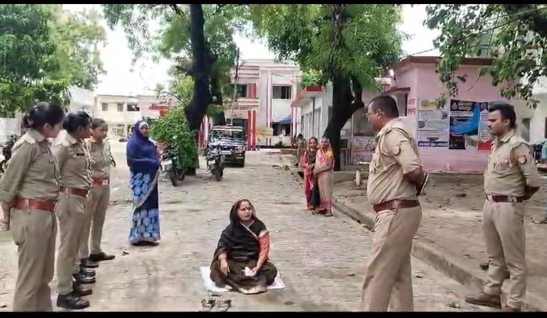 रायबरेली-पुलिस की कार्यशैली से नाराज भाजपा की जिला पंचायत अध्यक्ष कोतवाली में धरना पर बैठी,,,,,,, 